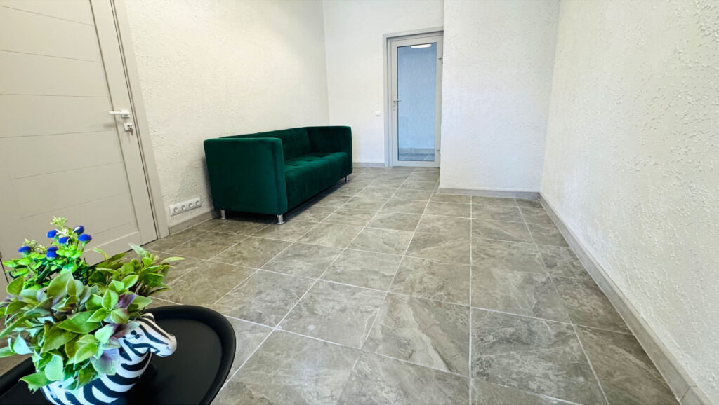 Помещение 73 кв.м = 4 кабинета (окна, вода!)+ холл