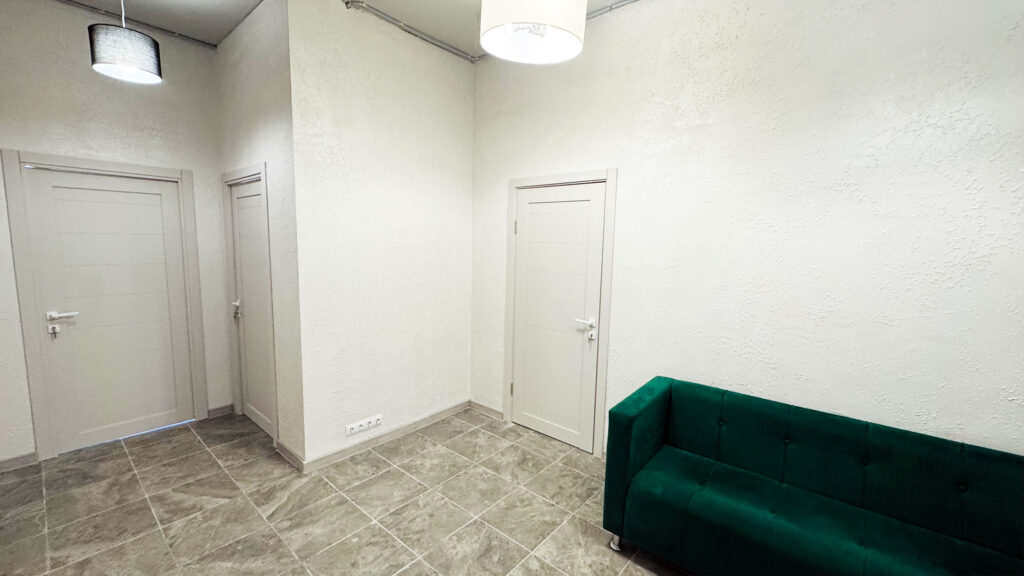 Помещение 57 кв.м = 3 кабинета (окна, вода!)+ холл