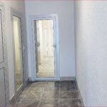 Общий тамбур 12 кв. м. Стеклянные алюминиевые двери.