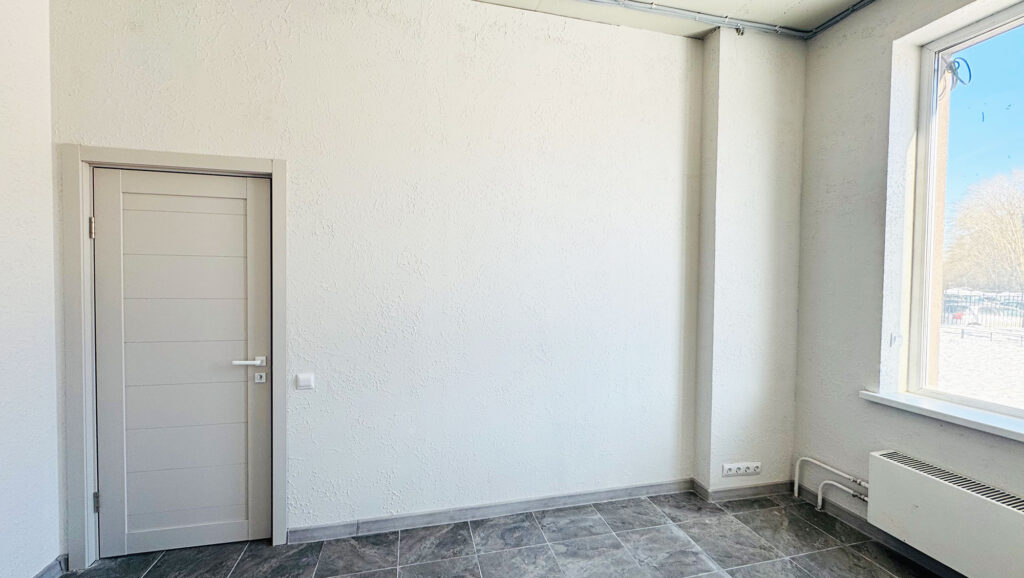 Офис с новым ремонтом 13 м2 + холл (14 м2)