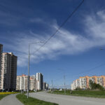 Офис находится рядом с жилмассивом «Матрешкин двор» (ул. Дмитрия Шмонина), ЖК «Акварельный» (ул. Александра Чистякова), ЖК «Просторный» (ул. Виктора Шевелева) с численностью более 25 000 человек.