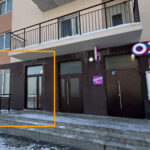 Свободный доступ - не огорожено! Пандус, 3 маленьких ступеньки на входе